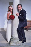 Hochzeitspaar an Säule