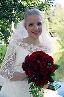Braut mit roten Rosen