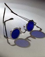 Sonnenbrille mit blauen Gläsern